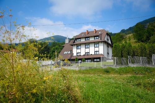 duży biały dom z brązowym dachem w obiekcie Villa Mramor w mieście Brzeće
