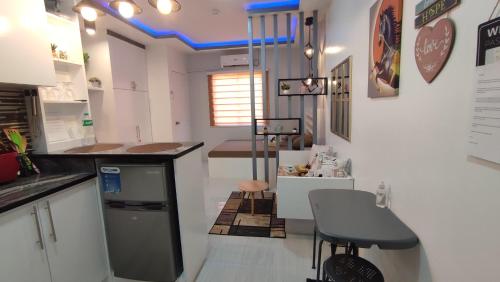 uma cozinha com um balcão e uma cadeira em CG's place (modern condo in cdo) em Cagayan de Oro