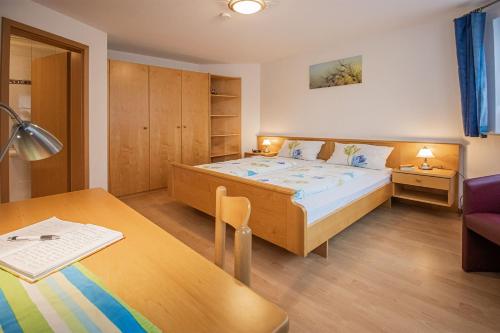 ein kleines Schlafzimmer mit einem Bett und einem Tisch in der Unterkunft Haus Niedermättle in Oppenau