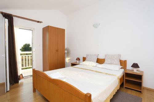 Posteľ alebo postele v izbe v ubytovaní Apartments by the sea Rogoznica - 4162
