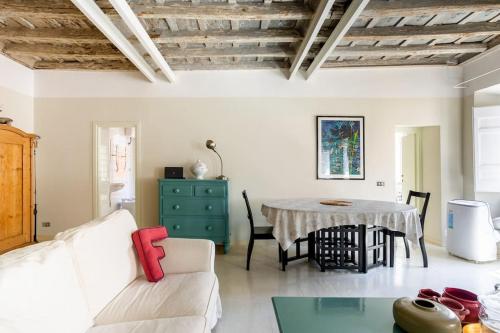Best Authentic Apartment Monti 5 mins from Colosseum