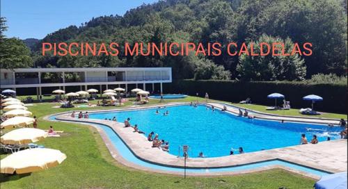 una gran piscina frente a un edificio en Pensão Continental Machado en Caldelas