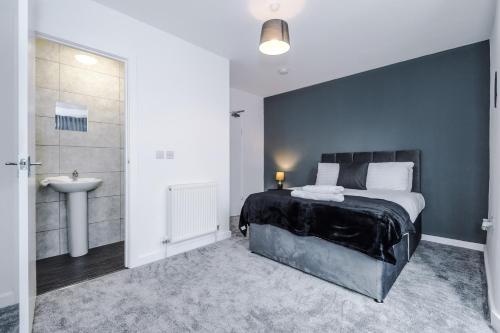 Cosy 3 bed 3 bath house - Central Liverpool -Self Check-In & Free Parking! Image