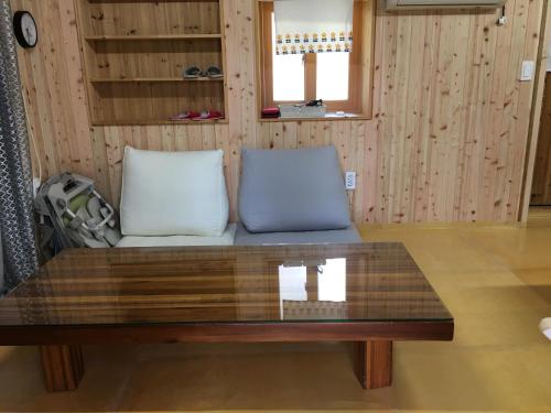 Bongcheon Ville في جيجو: غرفة معيشة مع أريكة وطاولة