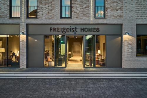 哥廷根的住宿－FREIgeist Homes - Serviced Apartments，砖楼前的商店,有最大的房子的入口