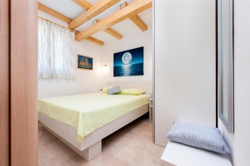 a small bedroom with a bed and a window at Casetta in campagna in Rovinj