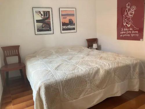1 dormitorio con 1 cama y 2 cuadros en la pared en Villa Valle dei Fiori, en Mulazzo