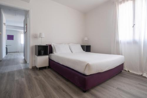Кровать или кровати в номере Bright Apartment On Venetian Roofs R&R