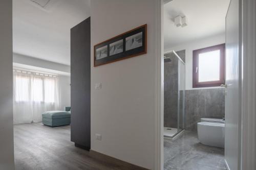 Ванная комната в Bright Apartment On Venetian Roofs R&R