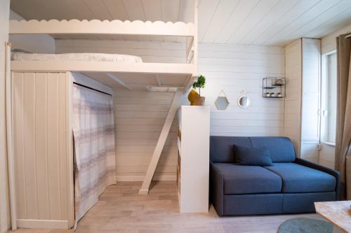 a bedroom with a bunk bed and a blue couch at CABANA & Perle de Lac - Proche du Lac in Sévrier