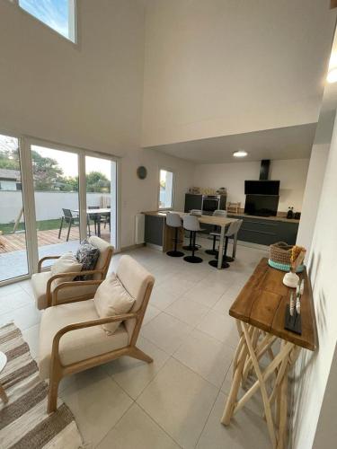 un salon avec deux chaises et une table dans l'établissement la villa d'Irissou, à Andernos-les-Bains