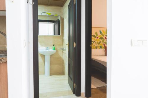- 2 Aussicht auf ein Bad mit einem Waschbecken und einem WC in der Unterkunft Céntrico Apartamento en Calle Carreteria - Malaga in Málaga