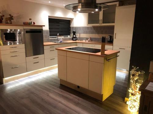 Kuchyň nebo kuchyňský kout v ubytování Luxe vakantiehuis in het bos