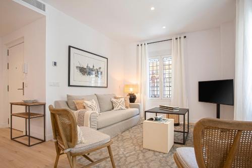 a living room with a couch and a tv at Genteel Home Aire in Seville