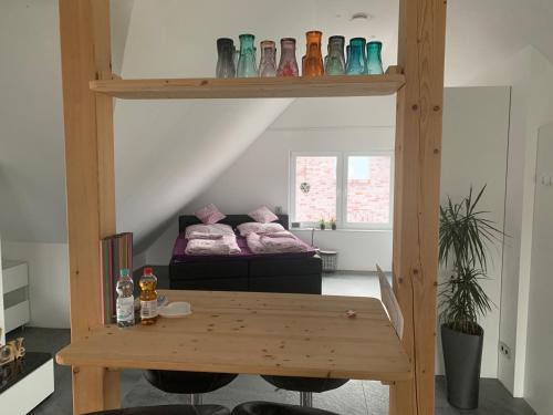 - un salon avec une table et un canapé dans l'établissement Apartment in toller Lage am Rande des Ruhrgebietes, à Bottrop