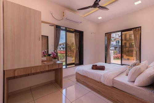 Χώρος καθιστικού στο SaffronStays Aster, plunge pool villa with garden, Lonavala