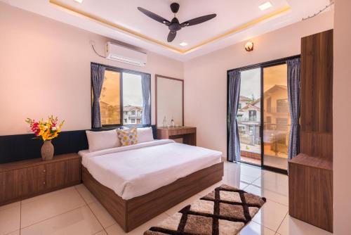 Ένα ή περισσότερα κρεβάτια σε δωμάτιο στο SaffronStays Aster, plunge pool villa with garden, Lonavala