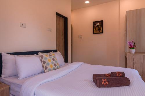 Ένα ή περισσότερα κρεβάτια σε δωμάτιο στο SaffronStays Aster, plunge pool villa with garden, Lonavala