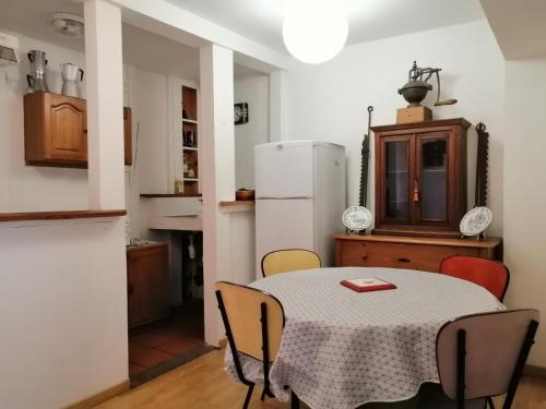 uma cozinha com uma mesa e um frigorífico branco em B1 Appartement en centre ville de Courtenay em Courtenay