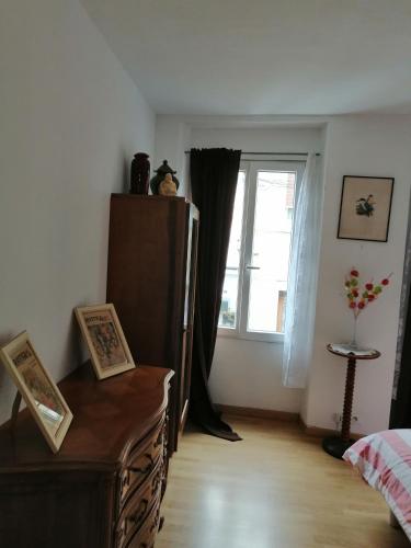 庫爾特奈的住宿－B1 Appartement en centre ville de Courtenay，一间卧室设有梳妆台和窗户。