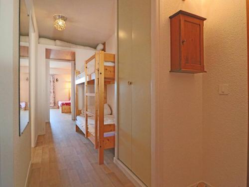 Appartement Montvalezan-La Rosière, 2 pièces, 6 personnes - FR-1-398-503にある二段ベッド