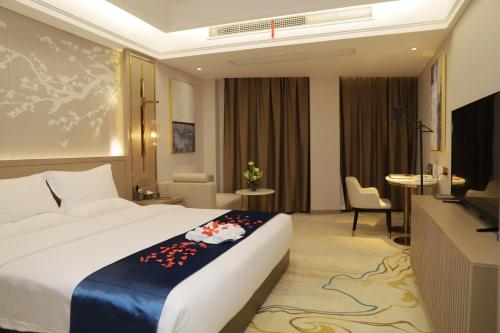 Habitación de hotel con cama y TV en Five Elephants Hotel en Sihanoukville