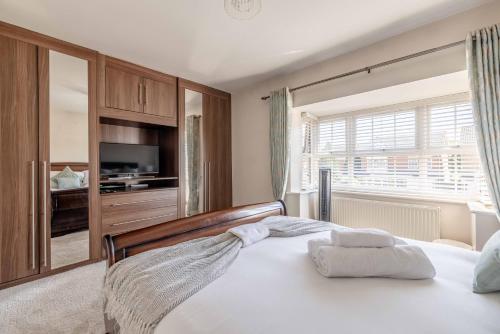 um quarto com uma cama com duas almofadas em SPACIOUS 3 BEDROOM HOME - GREAT FOR FAMILIES! em Slough