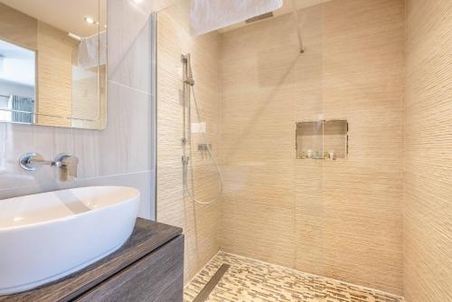 uma casa de banho com um lavatório branco e um chuveiro em SPACIOUS 3 BEDROOM HOME - GREAT FOR FAMILIES! em Slough