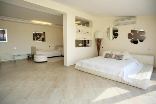 Un pat sau paturi într-o cameră la Seafront 5 Bedroom Villa Paradise in Sea Caves