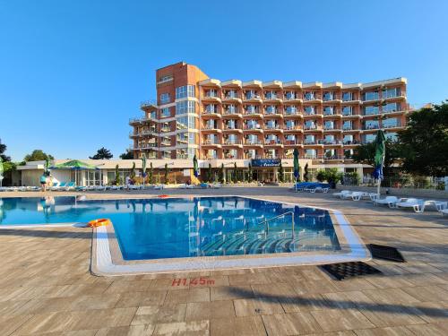 a hotel with a swimming pool in front of a building at Hotel Amiral in Mamaia