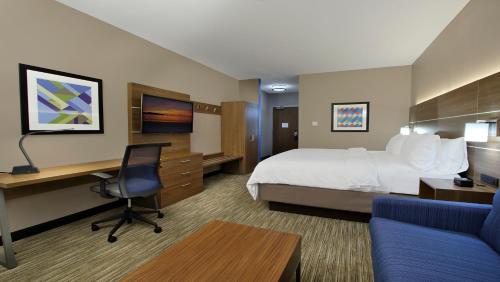 ein Hotelzimmer mit einem Bett, einem Schreibtisch und einem Computer in der Unterkunft Holiday Inn Express & Suites Dallas Frisco NW Toyota Stdm, an IHG Hotel in Frisco