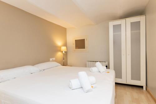 A bed or beds in a room at Lodging Apartments Sagrada Familia