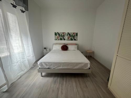 - une chambre blanche avec un lit dans l'établissement You and Me Cagliari, à Cagliari