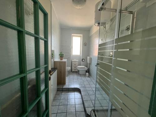 La salle de bains est pourvue de toilettes et d'une fenêtre. dans l'établissement You and Me Cagliari, à Cagliari