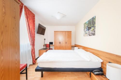 Ένα ή περισσότερα κρεβάτια σε δωμάτιο στο Hotel Alpina