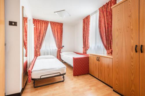Ένα ή περισσότερα κρεβάτια σε δωμάτιο στο Hotel Alpina