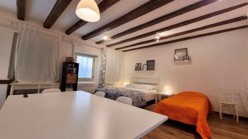 um quarto com uma mesa e uma cama em Casa Vald em Trieste