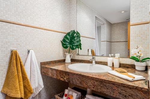 La salle de bains est pourvue d'un lavabo et d'un miroir. dans l'établissement Lodging Apartments Liceu G1, à Barcelone