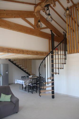 ein Wohnzimmer mit einer Treppe in einem Haus in der Unterkunft superbe appartement neuf lumineux in Badens