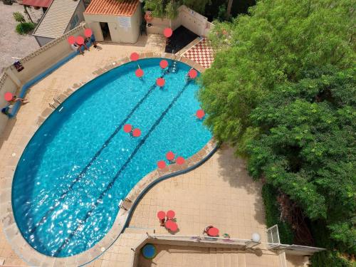 Una vista aérea de una gran piscina en Playa de Gandía, Gandía Beach, en Gandía