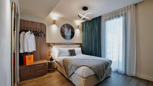 Un dormitorio con una cama grande y una ventana en Keystone Boutique Hôtel en Lyon