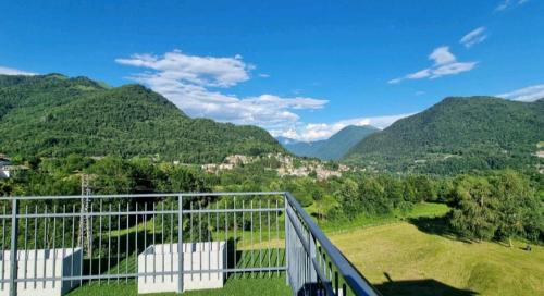 balcone con vista su una valle con montagne di EderaRooms a Cerano d'Intelvi