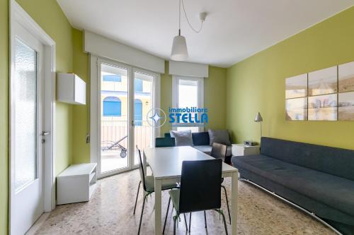 - un salon avec un canapé et une table dans l'établissement Condominio Commerciale, à Lido di Jesolo