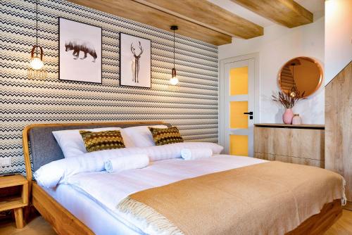 1 dormitorio con 1 cama grande en una habitación en TATRYSTAY Cactus Luxury Villa High Tatras private Wellness, en Veľká Lomnica