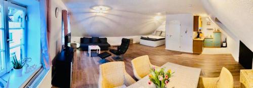 ein Wohnzimmer mit einem Sofa und einem Tisch in der Unterkunft Ferienwohnung Villa Wolke in Sankt Wendel