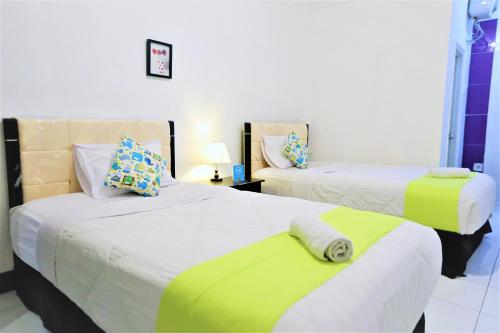 Una cama o camas en una habitación de Gading Guest House