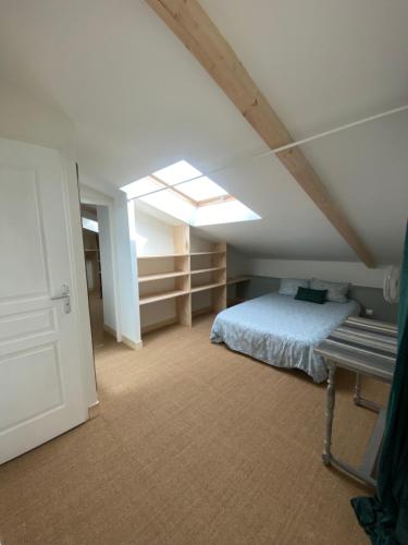 Habitación en el ático con cama y tragaluz en Maison de charme au cœur des vignes et Gironde, en Gauriac