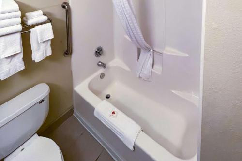 y baño con bañera, aseo y toallas. en Comfort Inn & Suites Midtown, en Ruidoso