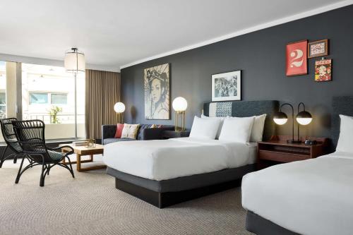 ein Hotelzimmer mit 2 Betten und einem Sofa in der Unterkunft Hotel Kabuki, part of JdV by Hyatt in San Francisco