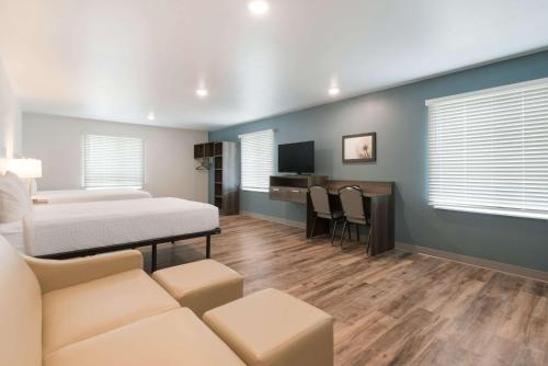 a bedroom with a bed and a desk in a room at WoodSpring Suites Philadelphia Northeast in Philadelphia